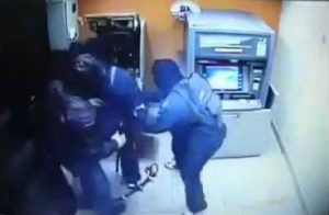 Απίστευτη ληστεία ΑΤΜ σε λιγότερο από 1 λεπτό (Βίντεο)