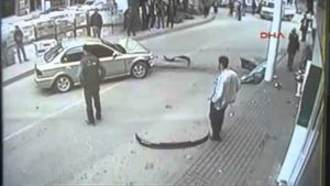Κολόνα ηλεκτρισμού έσωσε τη ζωή Τριών Ανθρώπων (Βίντεο)