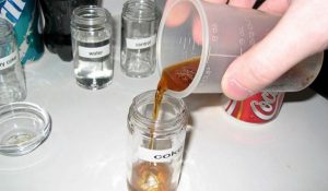 Τι θα συμβεί αν αφήσουμε ένα δόντι μέσα σε ένα ποτήρι Coca-Cola για 24 ώρες (Βίντεο)
