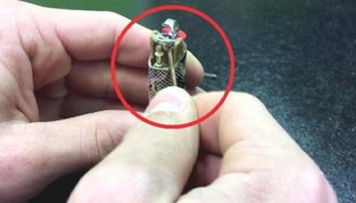 Ο τύπος ξεκίνησε να χαλάει τον αναπτήρα... αυτό που έφτιαξε σίγουρα θα το δοκιμάσετε! (Βίντεο)