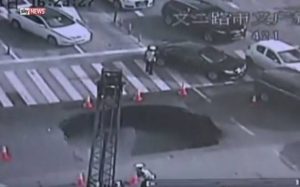 Άνοιξε η γη αλλά ευτυχώς δεν τους… κατάπιε! (Video)