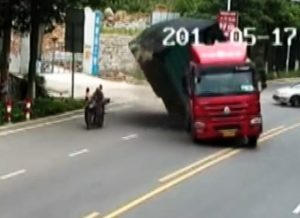 Δείτε πως ένας μοτοσικλετιστής καταφέρνει και γλυτώνει την τελευταία στιγμή από διερχόμενο φορτηγό!