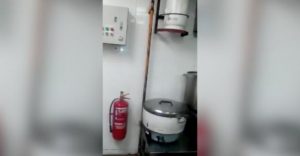 Η φρικτή σκηνή μέσα στην κουζίνα ενός Ασιατικού εστιατορίου που θα σας φρικάρει. (Video)