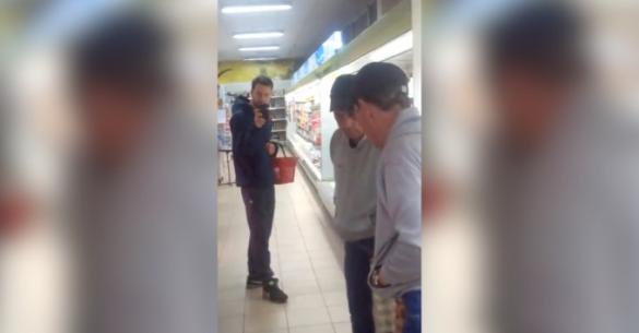 Ένας μεθυσμένος άνδρας μιλάει με τον εαυτό του στον καθρέφτη και νευριάζει γιατί… (Βίντεο)