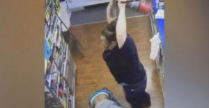 Χτυπούσε με τον πυροσβεστήρα για να σταματήσει έναν κλέφτη. Τα είδε όλα…(Βίντεο)