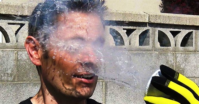 Έριξε υγρό άζωτο στο πρόσωπο σου; Τι συνέβη? (Βίντεο)