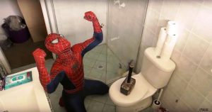 Ο Thor τρολάρει τον Spiderman αφήνοντας το σφυρί του σε διάφορα σημεία