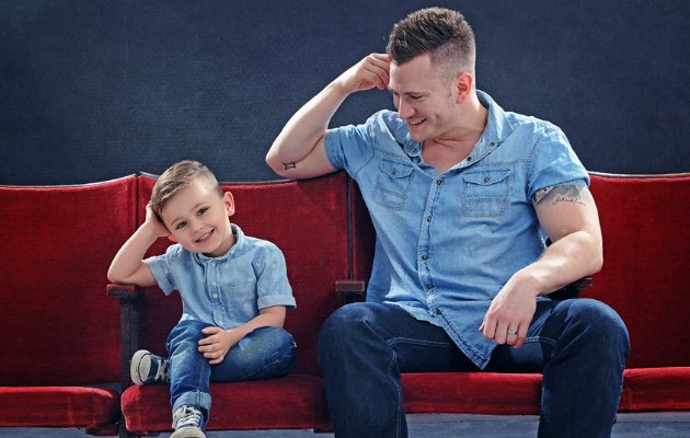 Οι μπαμπάδες γιορτάζουν και λιώνουν το διαδίκτυο με τα… μωρά τους (video)