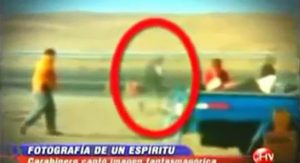 Νεκρός φωτογραφίζεται από κάμερα μετά από ατύχημα να κοιτά το σώμα του! (Βίντεο)