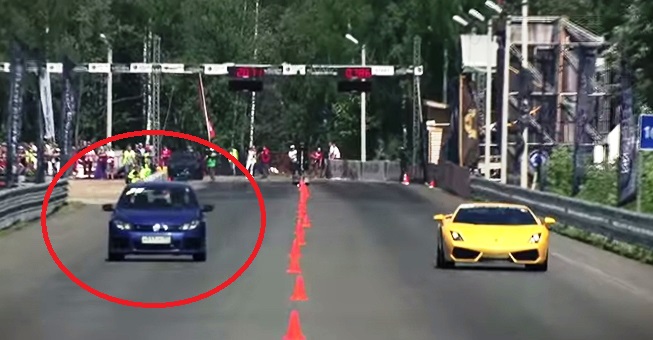 Ένα Volkswagen ξεφτιλίζει μια BMW μια Lamborghini και μια Mercedes!