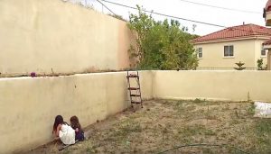 Η Μητέρα άφησε τις Κόρες της στον Άντρα της και έφυγε Ταξίδι. Όταν επέστρεψε έπαθε ΣΟΚ με αυτό που είδε στην Αυλή!