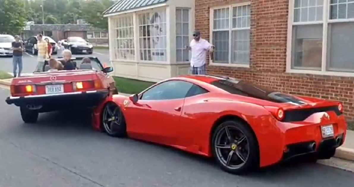 Το τρακάρισμα σε Ferrari από γυναίκα οδηγό που κάνει το γύρο του διαδικτύου.