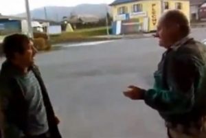 Τρελά μπουνίδια από δυο τζόβενα…Τρελό γέλιο! (Βίντεο)