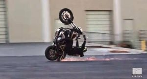 Αυτή η χαζή σούζα του κόστισε ολόκληρη Harley! (Video)