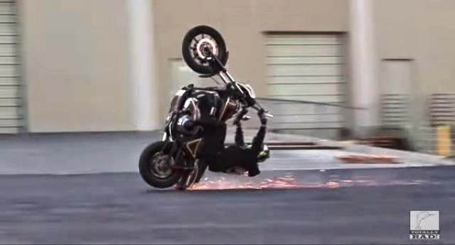 Αυτή η χαζή σούζα του κόστισε ολόκληρη Harley! (Video)