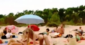 XΑΧΑΧΑ! – Κορδωνόταν στην παραλία αλλά πήρε το μάθημα της!