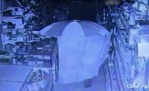 Απίστευτο video! Κλέφτης “καβατζώθηκε” ώστε να μην τον ανακαλύψουν με τίποτα…