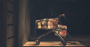 Τι θα συμβεί αν ένα καρότσι σούπερ μάρκετ πέσει σε τοίχο με ταχύτητα 115 χλμ/ώρα;