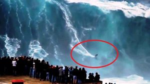 ΠΡΑΓΜΑΤΙΚΑ ΤΡΕΛΟ! Κάνει σερφ στο πιο Τρομακτικό Κύμα του Κόσμου στον Ατλαντικό!