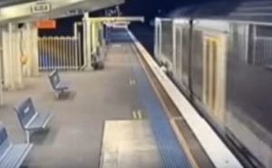 Οφείλει τη ζωή του σε ένα θαύμα – Επέζησε από χτύπημα τρένου!