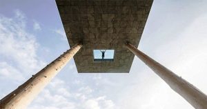 Αυτή η πισίνα έχει μια απίστευτη αλλά και τρομακτική θέα.