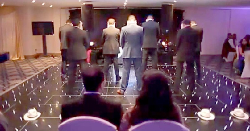 Τα 7 Αδέρφια της Νύφης γύρισαν Πλάτη στους Καλεσμένους την ώρα της Δεξίωσης. Κανείς δεν είχε Ιδέα για ΑΥΤΟ που θα Ακολουθούσε!