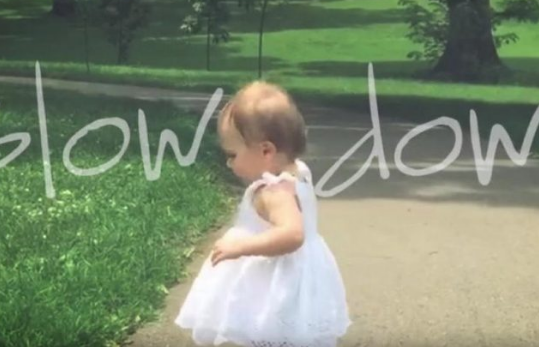 «Slow Down»: Το βίντεο που έκανε εκατομμύρια γονείς σε όλο τον κόσμο να κλάψουν