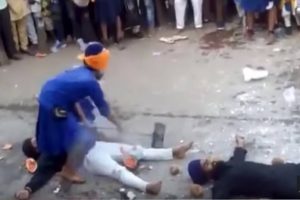 Χτυπούσε με βαριοπούλα στα τυφλά και καταλάθος την έριξε πάνω σε ένα κεφάλι