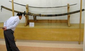 ΠΟΙΟΣ Σαμουράι ΣΗΚΩΝΕ το ΣΠΑΘΙ αυτό, μήκους 4 μέτρων;