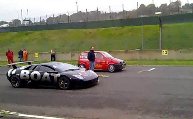 Φιατάκι τα βάζει με Lamborghini Murcielago! Δείτε την απρόσμενη εξέλιξη… (Video)