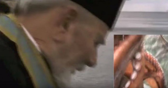 Όλα τα τρελά στη Μύκονο – Παπάς ρίχνει το Σταυρό και βγάζει…χταπόδι ΒΙΝΤΕΟ!