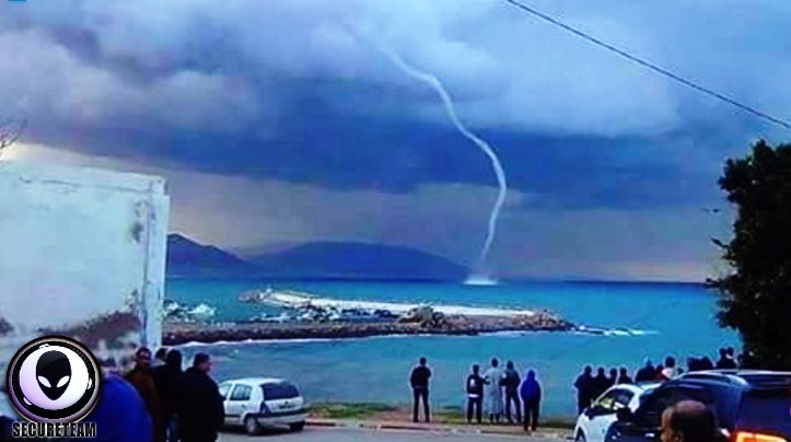 Βίντεο! Ντοκουμέντο: Εξωγήινοι «ρουφούν» νερό από τη θάλασσα
