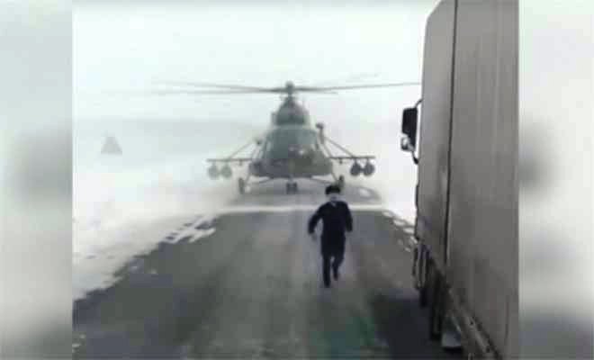 Πιλότος χάθηκε και κατέβασε το ελικόπτερο σε λεωφόρο για να ρωτήσει πού βρίσκεται (Βίντεο)