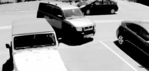 Νεαρός έκλεψε την θέση Πάρκινγκ μιας Ηλικιωμένης Γυναίκας. Δείτε ΠΩΣ τον Εκδικήθηκε και θα σας πέσει το Σαγόνι!