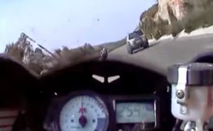 Εικόνες Που Κόβουν Την Ανάσα Στο Ελληνικό Οδικό Δίκτυο… Απέφυγε Δυστύχημα Με 250 Χλμ/Ώρα (Video)