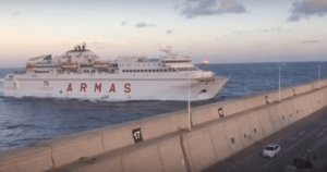 Πλοίο σπάει με την πλώρη τείχος στο λιμάνι και πέφτει πάνω σε δρόμο