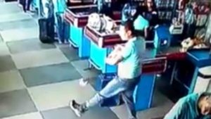 Αυτός ο τύπος ξέρει τι να κάνει όταν του πέφτουν τα ψώνια (Video)