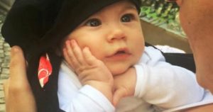 Ένα Μωρό ακούει τη μαμά του να τραγουδάει και λιώνει (Βίντεο)