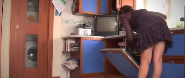 Έβαλε κρυφή κάμερα για να δει τι κάνει η γυναίκα του όταν λείπει απο το Σπίτι