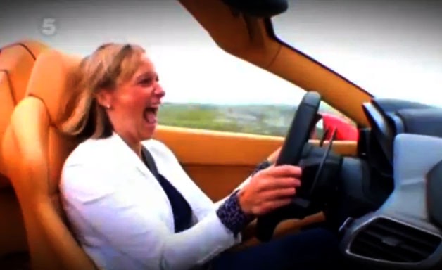 Ανέκδοτο! Η ξανθιά με τη Ferrari στο φανάρι και το γυφτάκι Πολύ Γέλιο