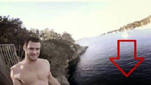 Πήδηξε από έναν βράχο και κατέγραψε την βουτιά του με κάμερα. Μέσα στο νερό όμως τον περίμενε ο απόλυτος εφιάλτης! (ΒΙΝΤΕΟ)