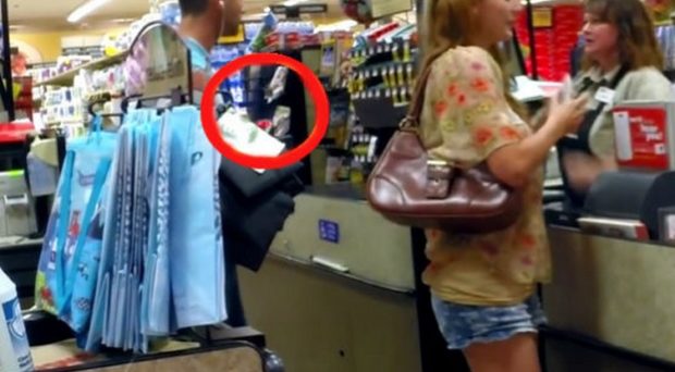 Πόσο εύκολα μπορούν να σας κλέψουν το PIN της κάρτας σας. (Βίντεο)