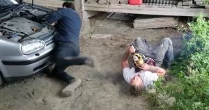 Έκανε φάρσα με ατύχημα αλυσοπρίονου στον φίλο του αλλά εκείνος λιποθύμησε
