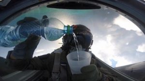 Πιλότος μαχητικού πίνει νερό ενώ πετά ανάποδα! Δεν έχυσε ούτε μια σταγόνα όταν στην συνέχεια ήπιε το νερό.