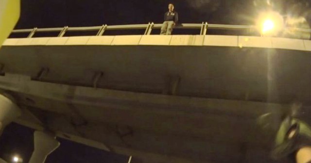 Ένας μηχανόβιoς ρίσκαpε τη ζωή του και σώζει έναν άνδρα που ετοιμαζόταν να αυτoκτoνήσει