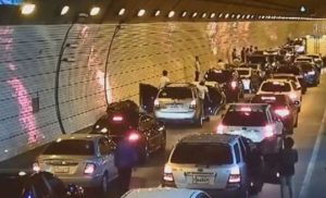 Ένα διδακτικό βίντεο: Δείτε τι κάνουν σε περίπτωση ατυχήματος οδηγοί στην Νότιο Κορέα