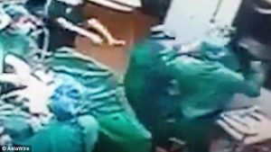 Άγριo ξύλο έπεσε μέσα σε χειρουργείο στην Κίνα! (Βίντεο)