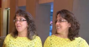 Δίδυμες Πανομοιότυπες αποφάσισαν πως χρειάζονται μια Αλλαγή στη Ζωή τους και πήγαν στην εκπομπή Μakeover. Τώρα δείχνουν υπέροχες