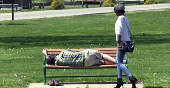 Περαστικοί πάνε να του κλέψουν το κινητό, αλλά πιο μπροστά είχαν βάλει taser σε αυτό.