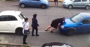 Σήκωσε ολόκληρο αμάξι με τα χέρια του ένας Τούρκος για να μπορέσει η θεία του να ξεπαρκάρει (Βίντεο)